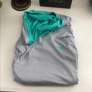 Women’s North Face hooded pullover
